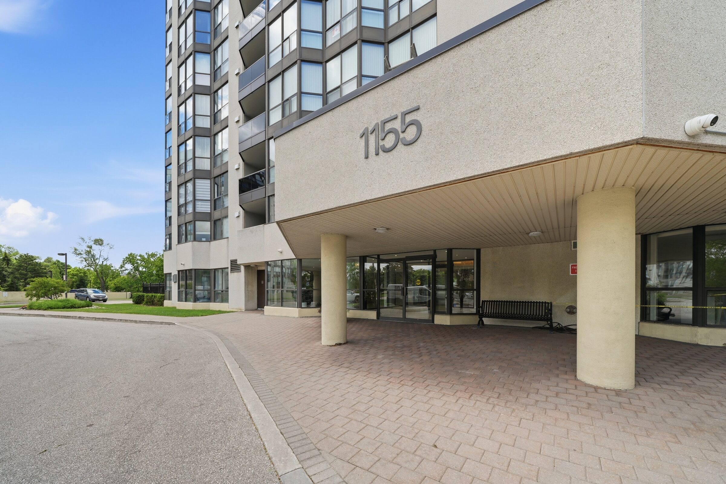 Building entrance and porte-cochère