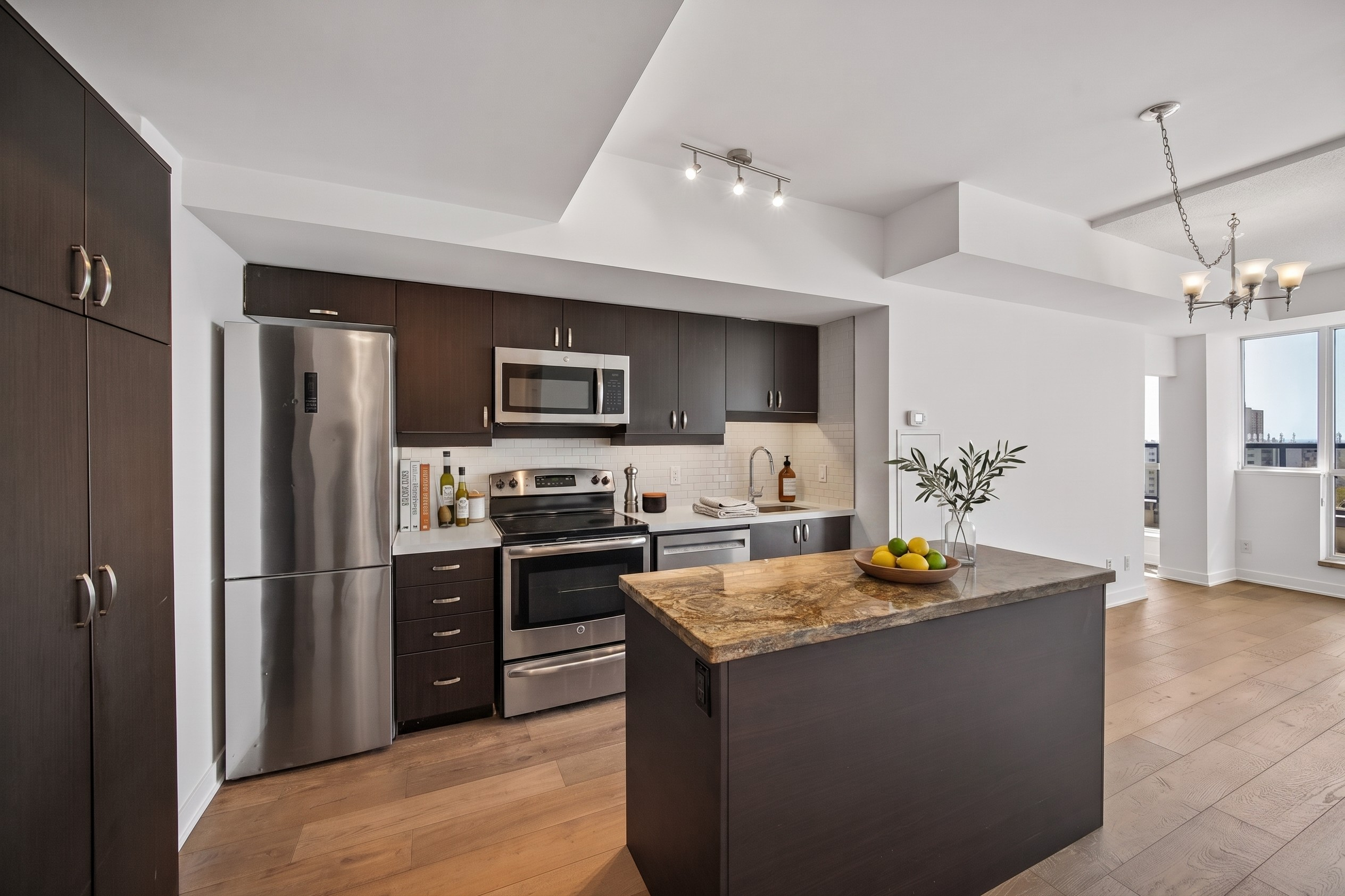 Kitchen with quartz island