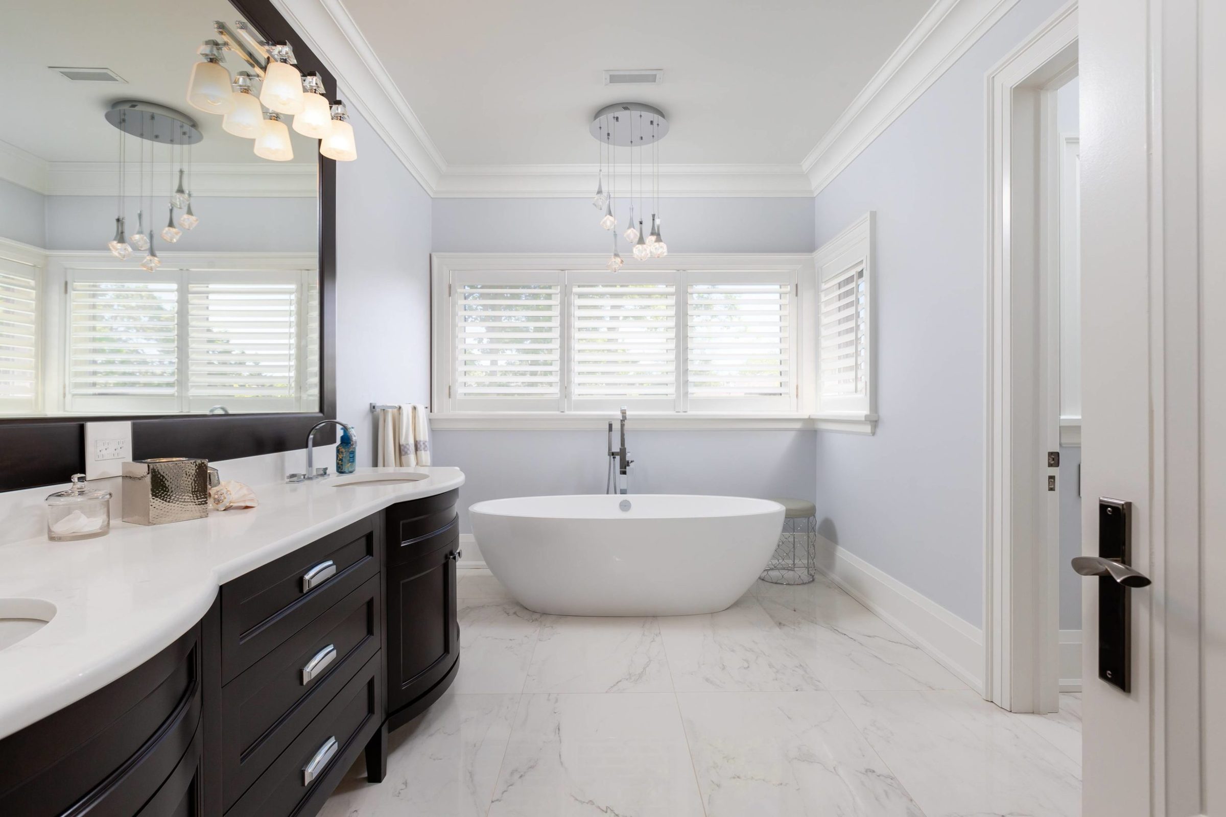 Spa-inspired primary ensuite with soaker tub