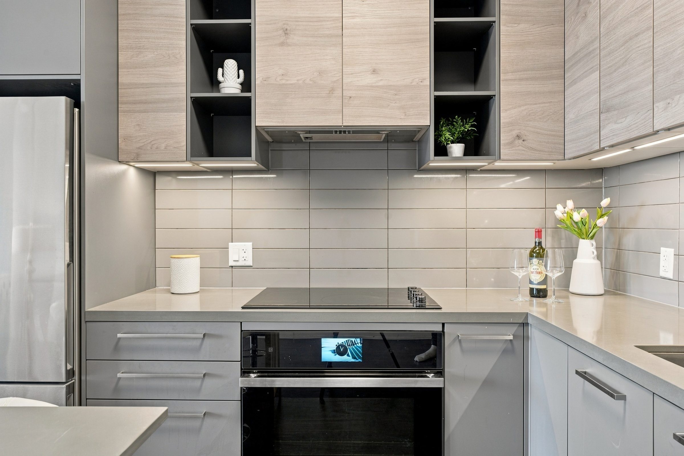 Kitchen cooktop, backsplash and cabinetry at Suite 1902, 38 Gandhi Lane, Markham
