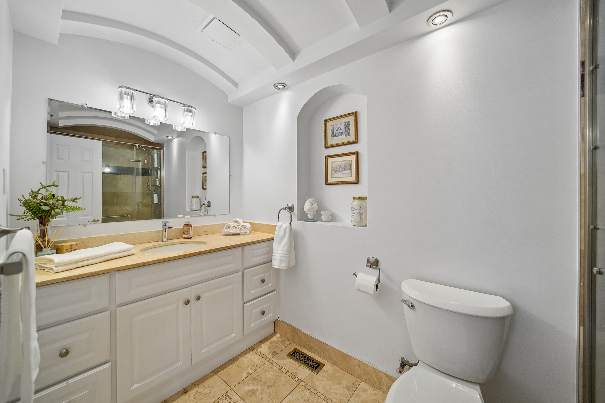 Principal bathroom with arched ceiling