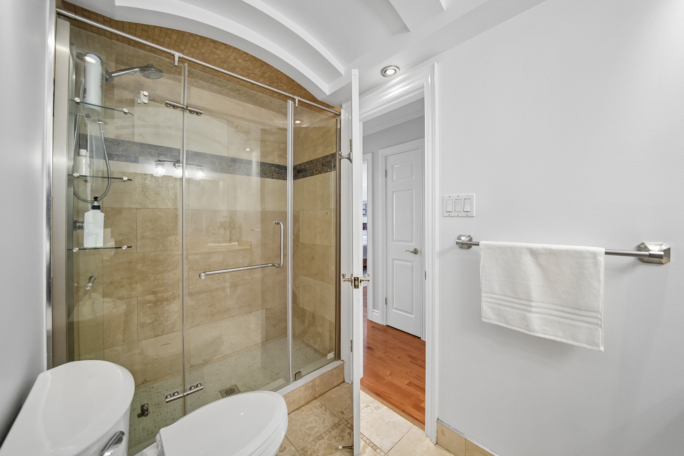 Principal bathroom — glass shower stall