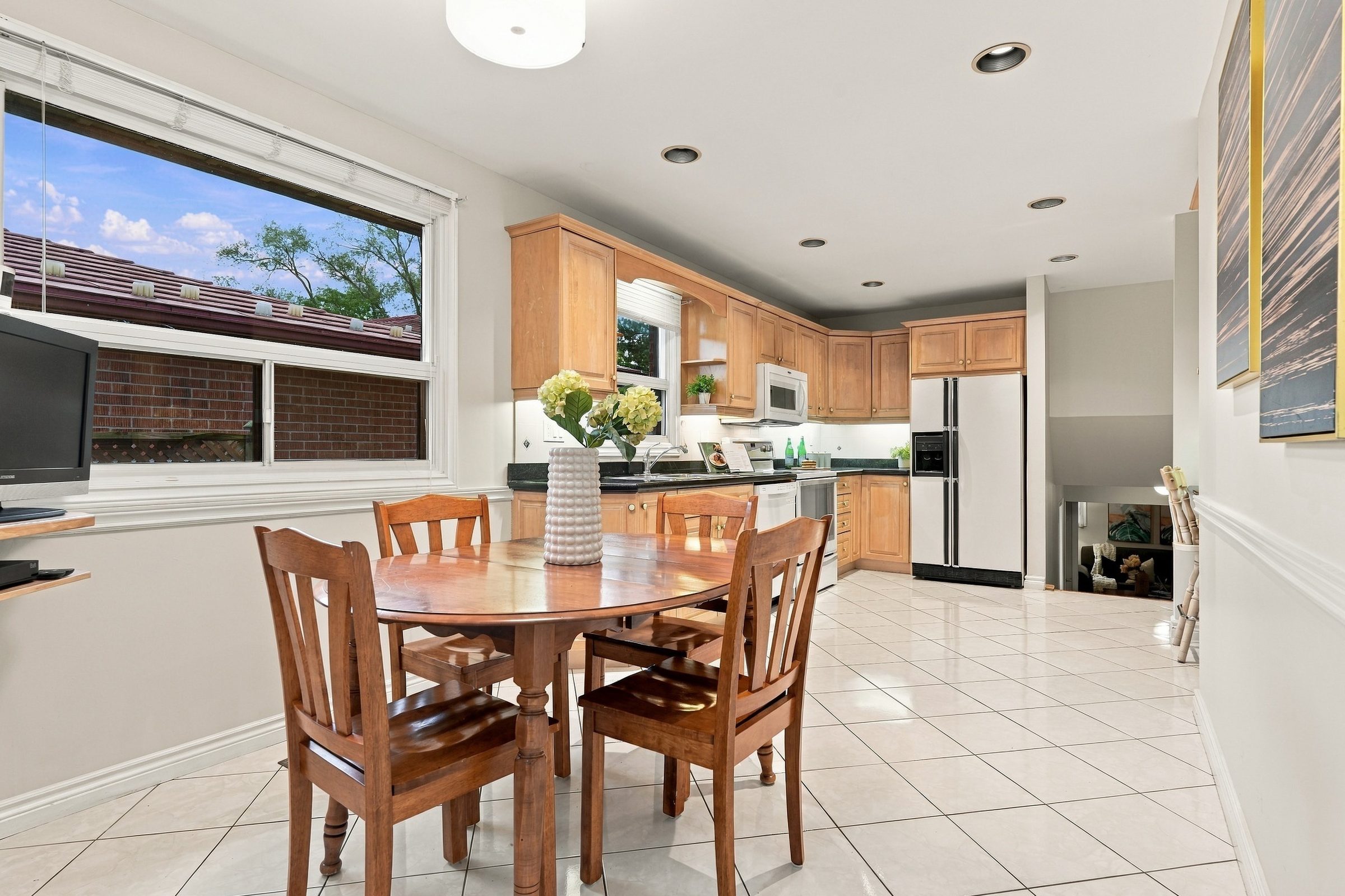 Eat-in kitchen with breakfast area at 476 Michelle Row, Mississauga