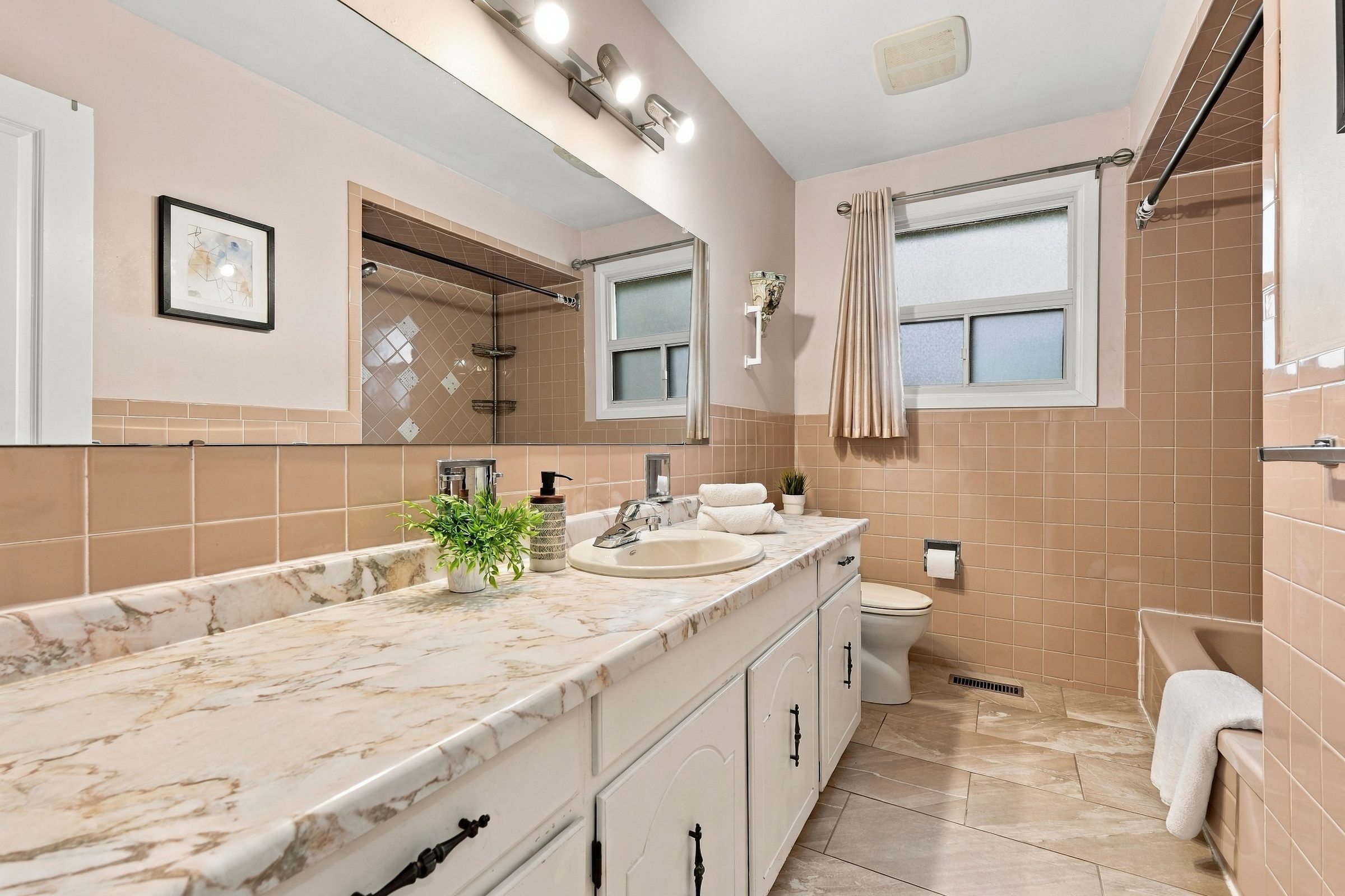 Upper-level full bathroom at 476 Michelle Row, Mississauga