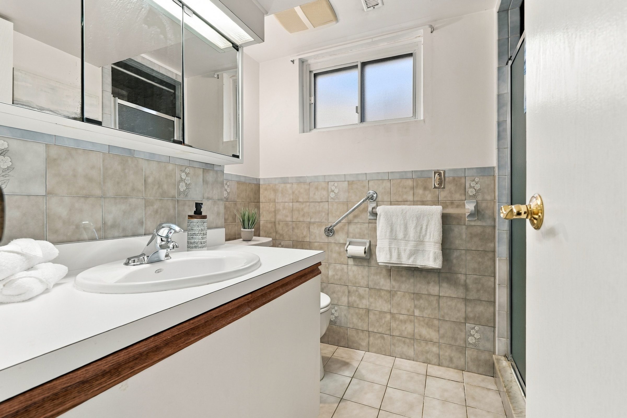 Second full bathroom on the family room level at 476 Michelle Row, Mississauga