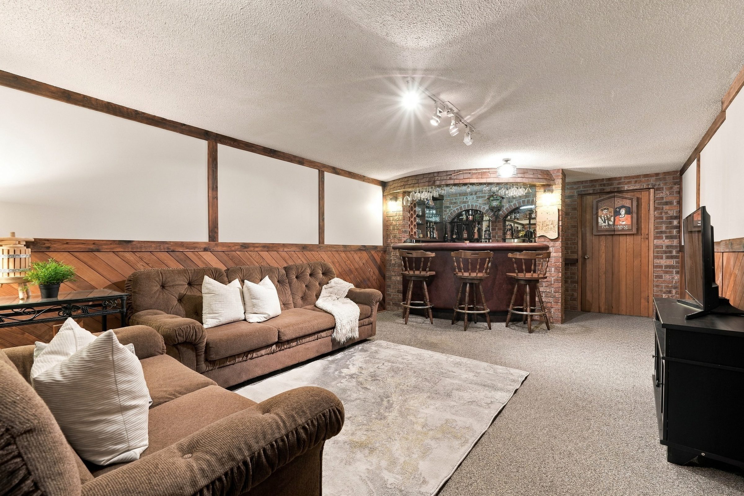 Lower-level recreation room with wet bar at 476 Michelle Row, Mississauga