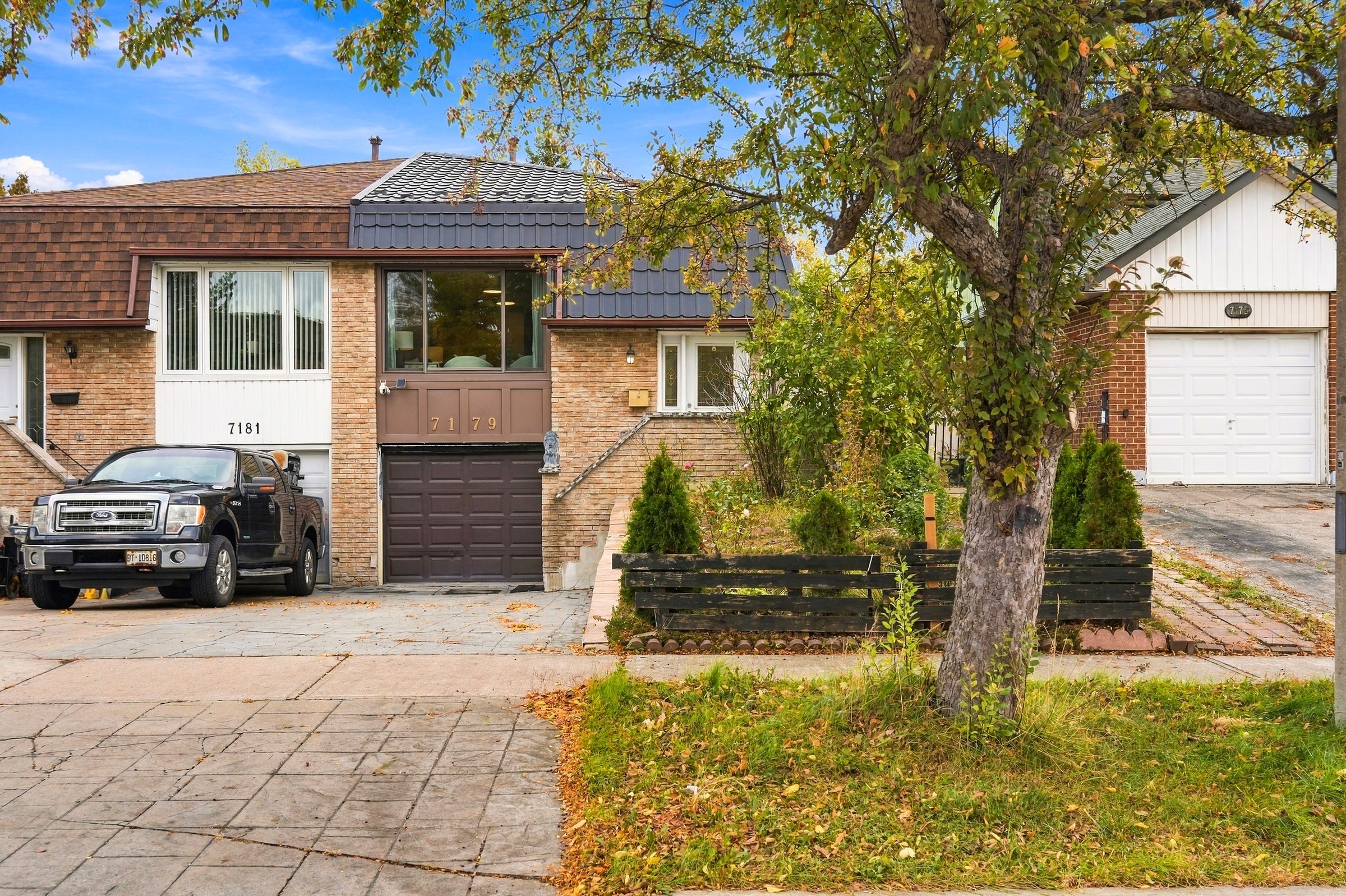 Front exterior and planted garden at 7179 Delmonte Crescent, Mississauga