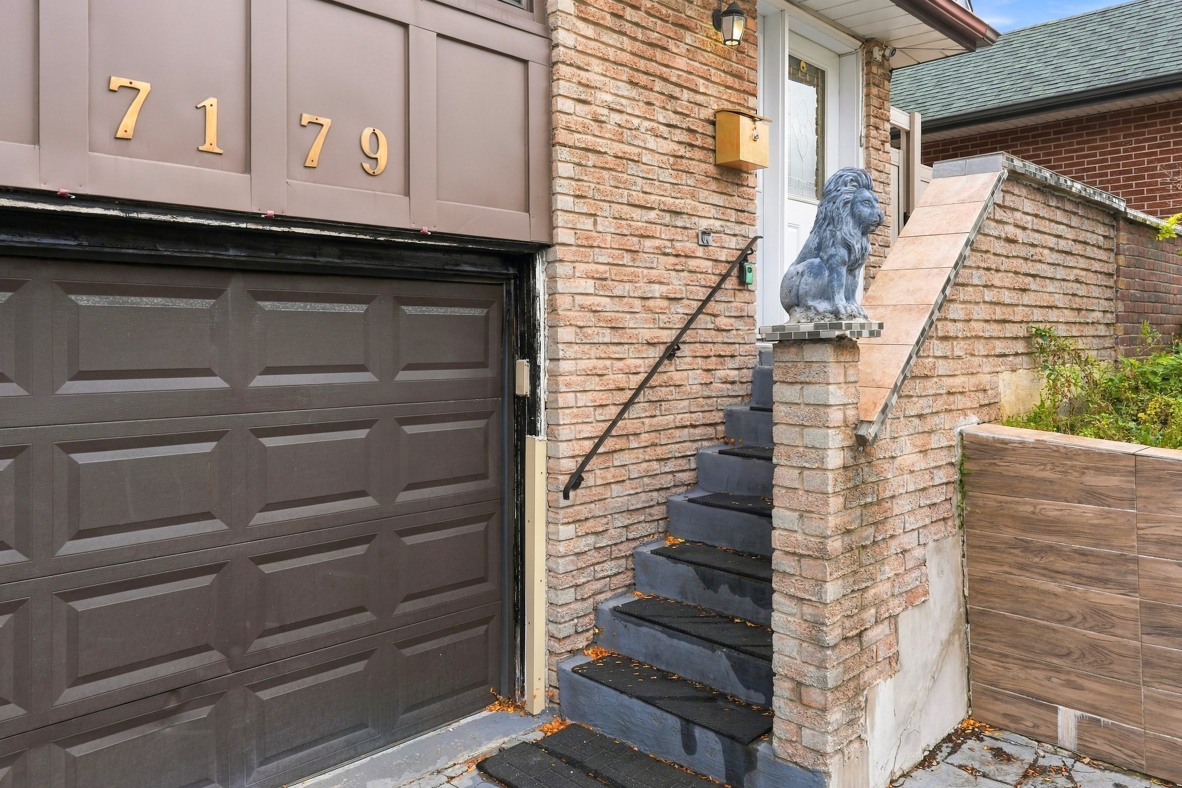 Built-in garage and front entry steps at 7179 Delmonte Crescent