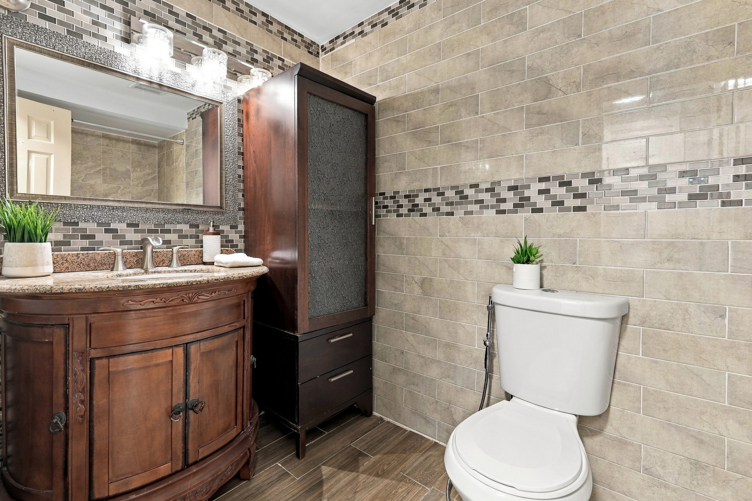 Full bathroom with tile and mosaic accent at 7179 Delmonte Crescent
