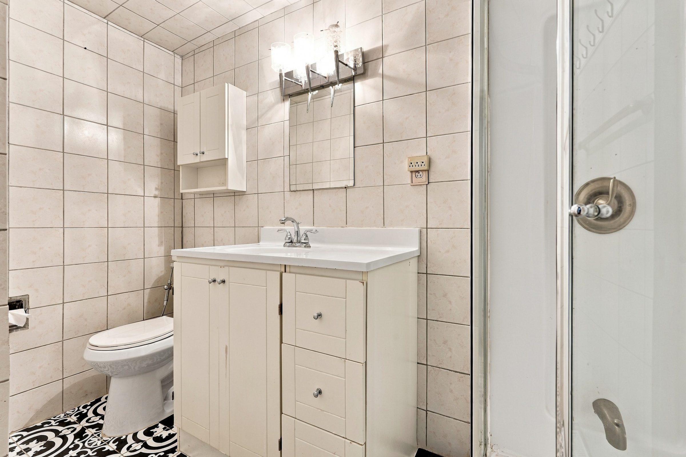 Second full bathroom at 7179 Delmonte Crescent, Mississauga