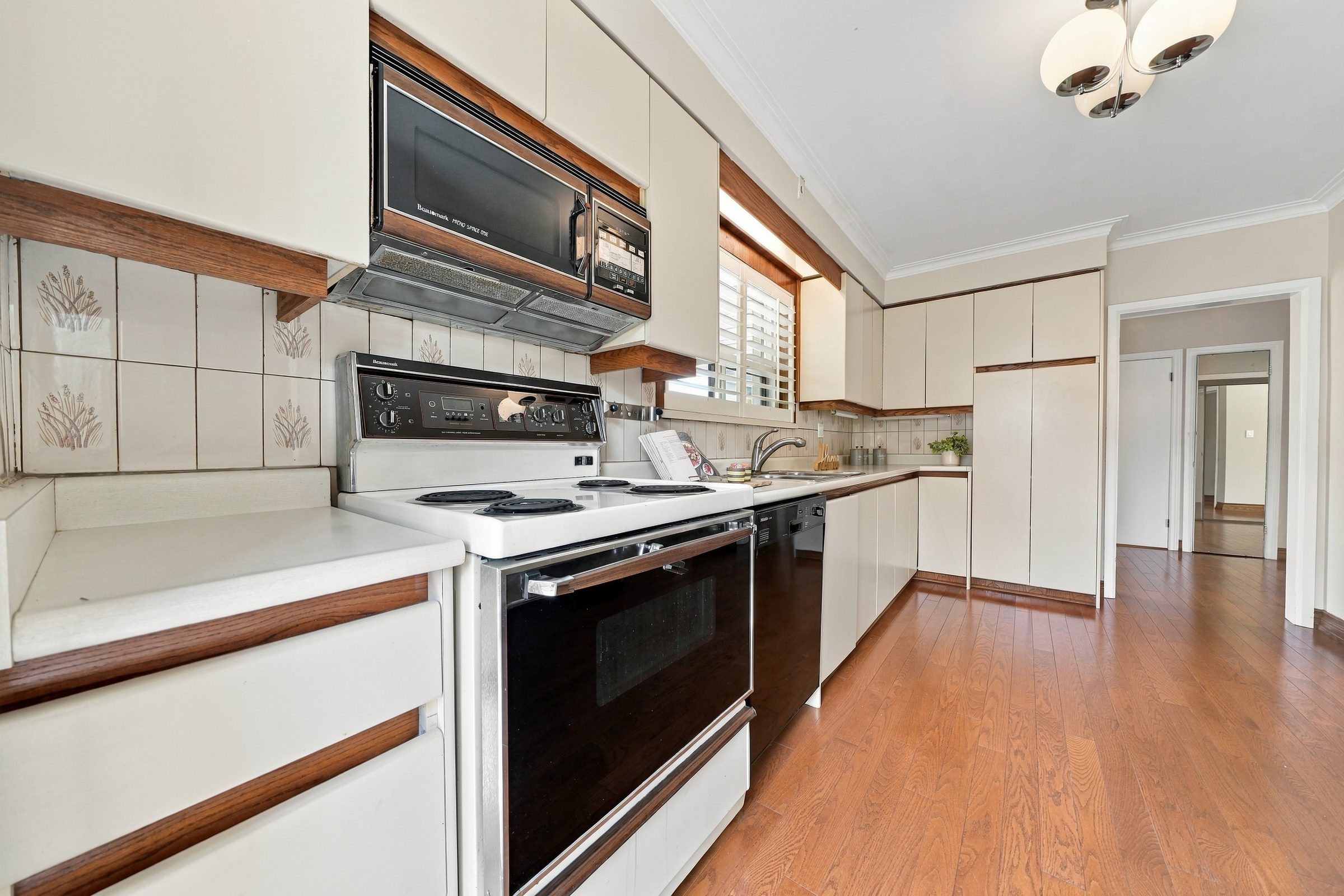 Main kitchen, second view