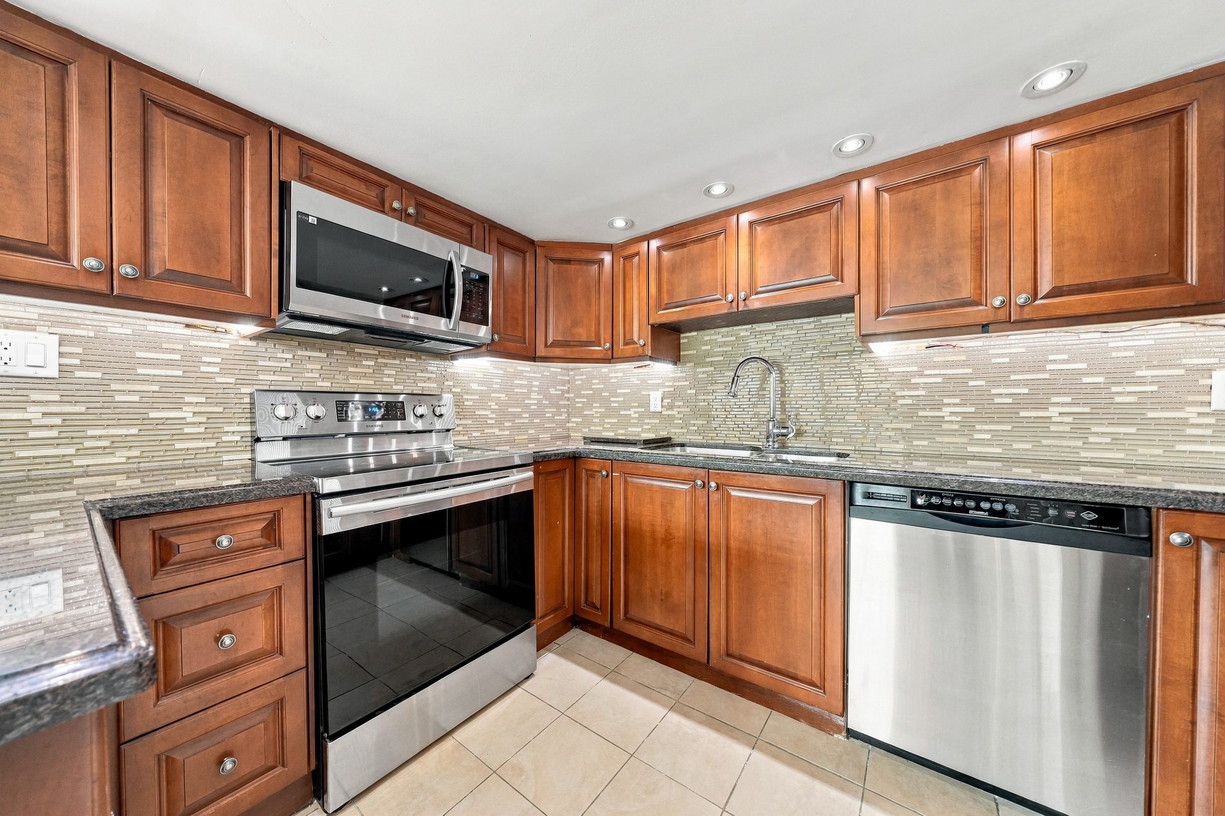 Full second kitchen on the lower level