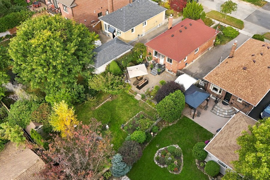 Aerial view showing the back garden and the depth of the lot