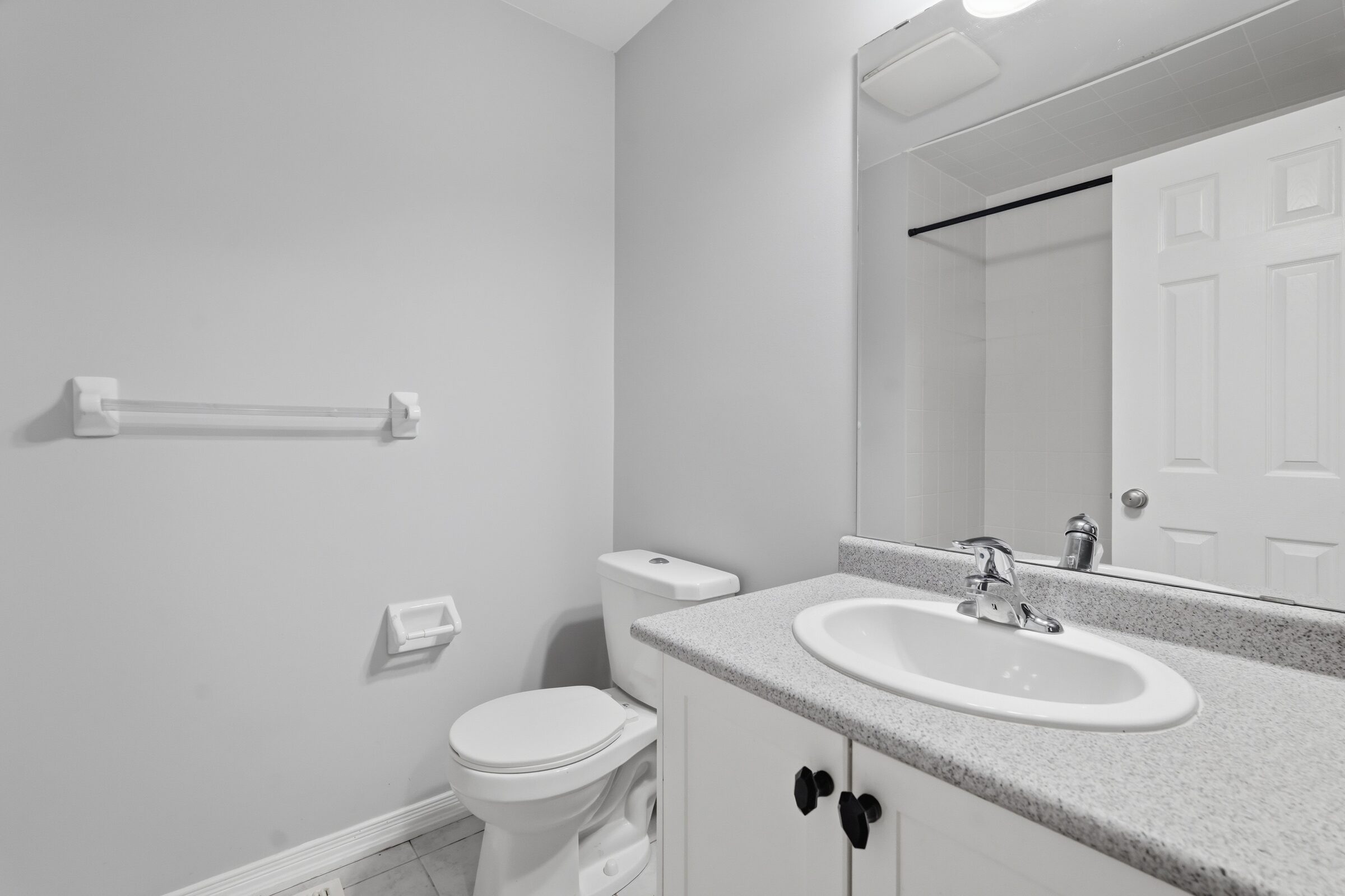 Third-floor full bathroom